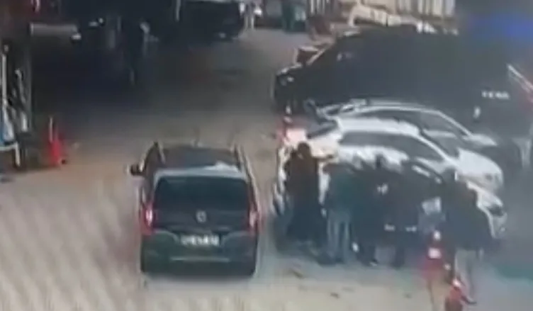 Büyükçekmece’de kan donduran olay! Kızına çarpan sürücüyü önce tokatla öldürdü sonra kalp masajı yaptı! İşte o anlar