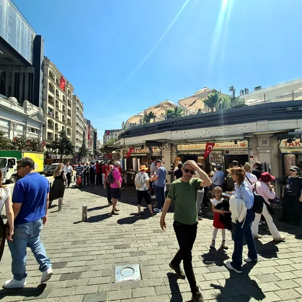 taksim-meydaninda-gaz-kacagi-panigi-yasandi-1779207812915.jpg
