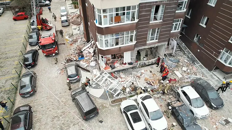 Son dakika: Beylikdüzü'nde 14 katlı binanın girişinde patlama! Bölgeye çok sayıda ekip sevk edildi: Yaralılar var