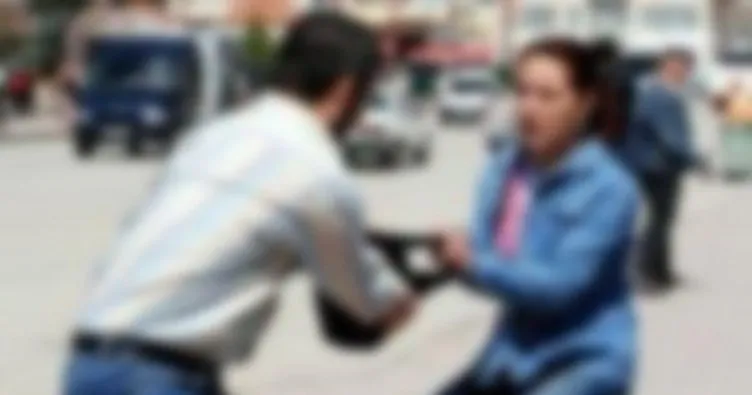 Suriyeli kadının çantasını alan kapkaççılar güvenlik kamerasında