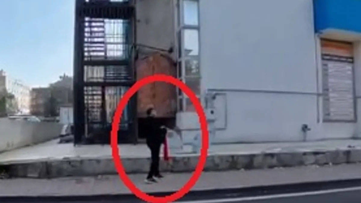 Kayseri’de 14 yaşındaki çocuğun duygulandıran hareketi: Bayrağı yerde gördü, koşarak kaldırdı! Kayseri’de 14 yaşındaki çocuğun duygulandıran hareketi: Bayrağı yerde gördü, koşarak kaldırdı!