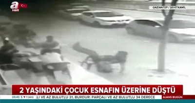 Son Dakika Haberi: Sokakta oturan adamın üzerine çocuk düştü | Video