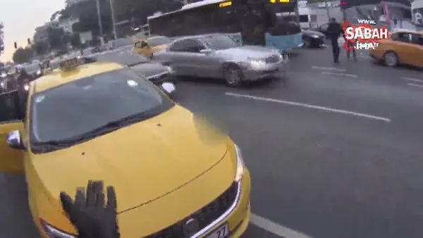 İstanbul’un göbeğinde taksici ile motosikletlinin kavgası kamerada!