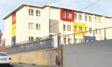 Asıldıkları kapı üzerlerine düştü 