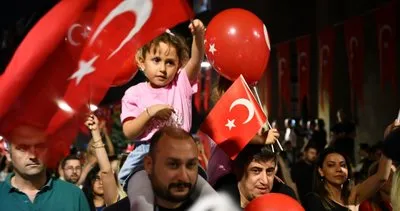 Trabzon’da fener alayı coşkusuna binlerce vatandaş katıldı