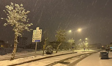 Şiddetli kar yağışı nedeniyle bazı yollarda ulaşım kesildi