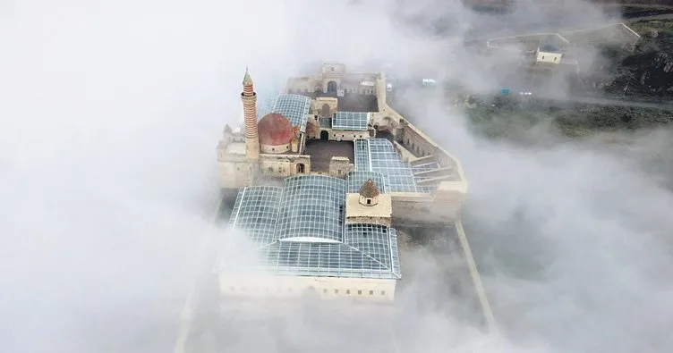 İshak Paşa Sarayı sisler içinde kaldı