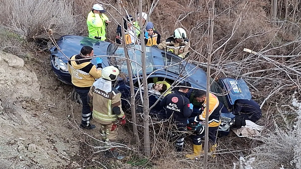 Ankara'da korkunç kaza! Otomobildeki 3 kişi can verdi Ankara'da korkunç kaza! Otomobildeki 3 kişi can verdi