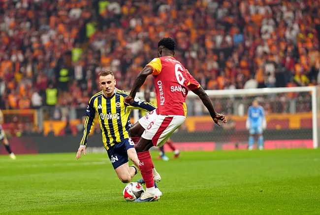 galatasaray-fenerbahce-canli-super-ligde-kritik-derbi-galatasaray-fenerbahce-macinda-ilk-yari-bitti-1777226472032.jpeg