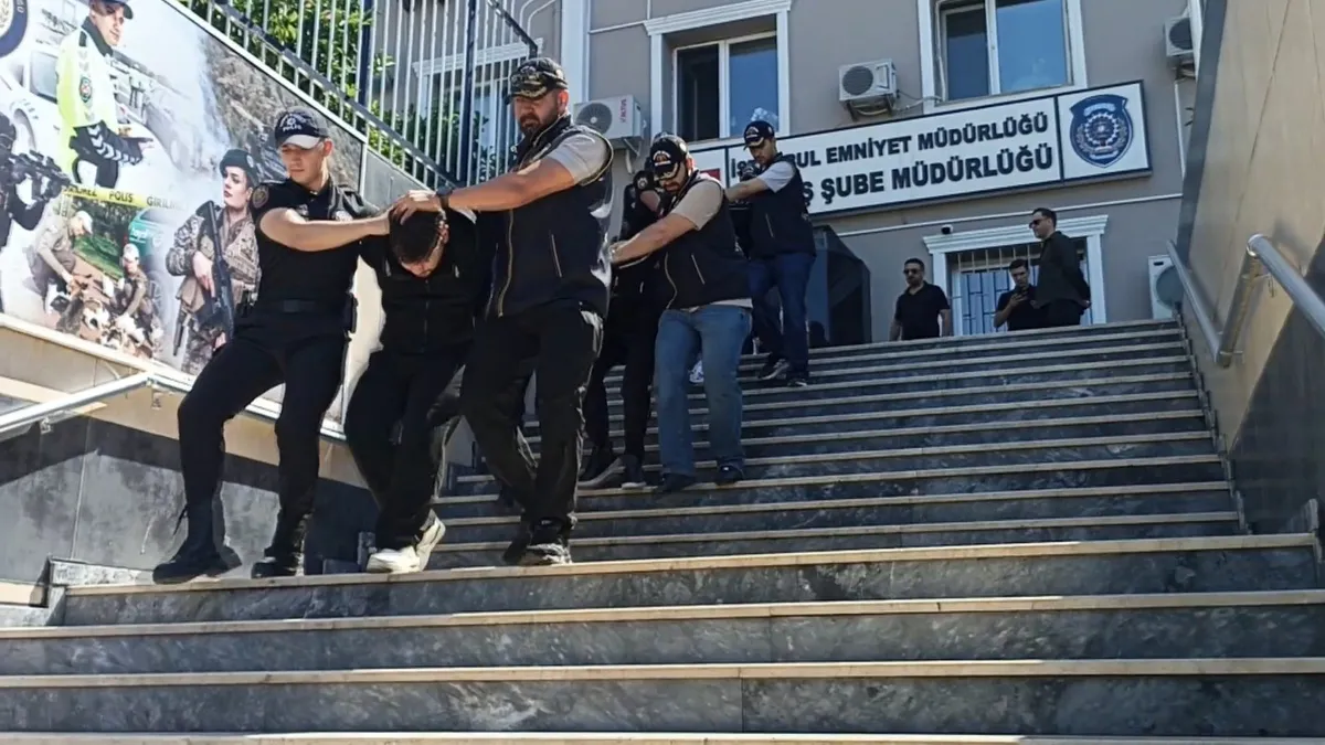 İstanbul'da 'Şapkalılar' suç örgütüne yönelik operasyon kapsamında polis ekiplerinin çalışması.