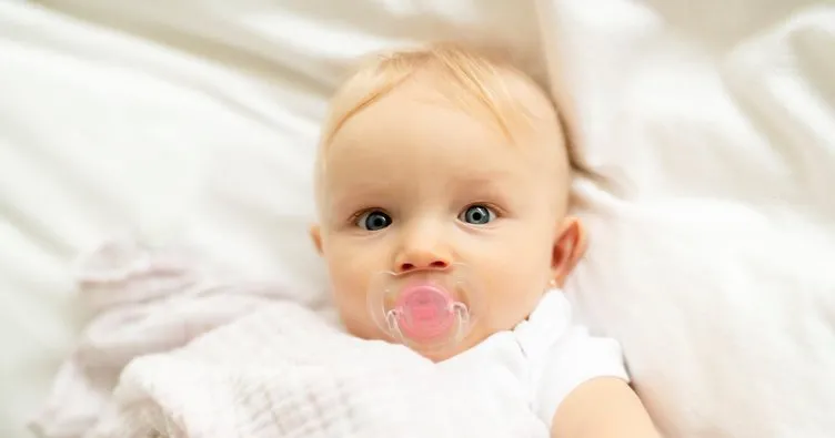 Bebeği sakinleştirmek için emzik kullanmak doğru mu?