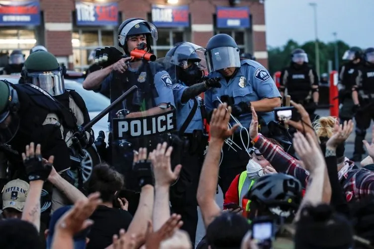 ABD'de öfke kaosa döndü| Washington'da sokağa çıkma yasağı ilan edildi! George Floyd'un öldürülmesinin ardından başlayan protestolarda son dakika gelişmeler...