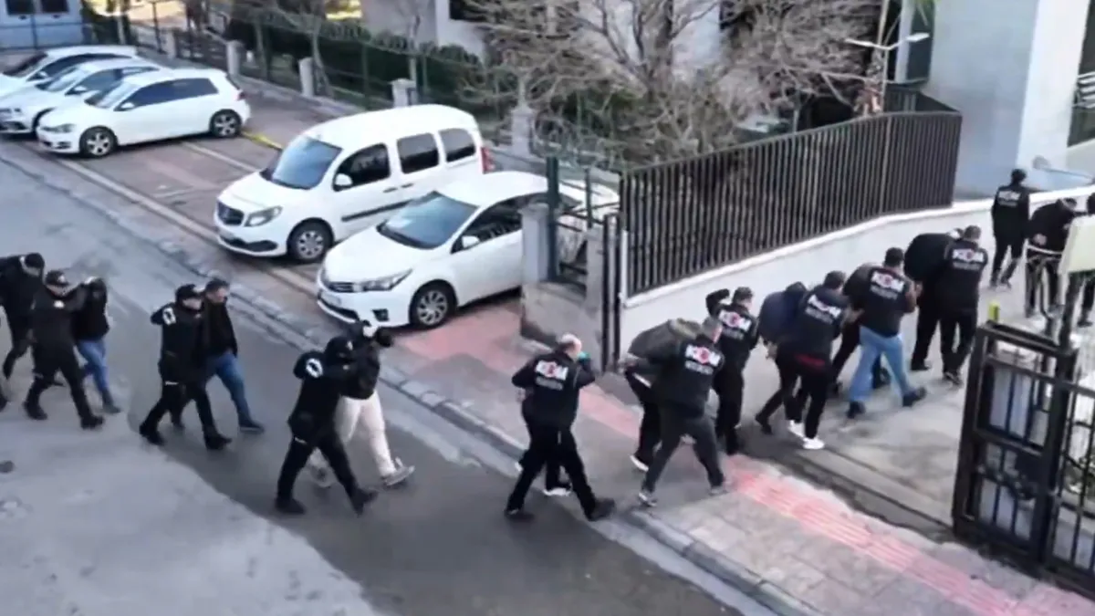 Mersin’de Barış Turgut Organize Suç Örgütüne operasyon! 17 şüpheli tutuklandı Mersin’de Barış Turgut Organize Suç Örgütüne operasyon! 17 şüpheli tutuklandı