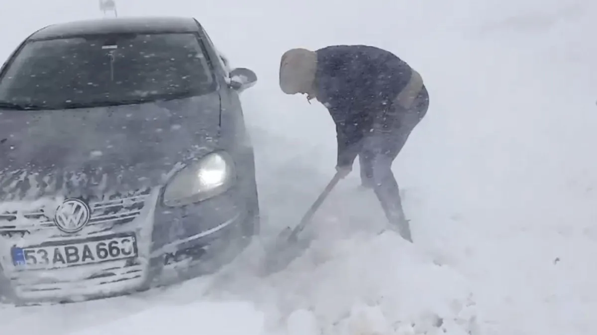 Artvin'de yoğun kar: Ulaşım kontrollü sağlanıyor Artvin'de yoğun kar: Ulaşım kontrollü sağlanıyor