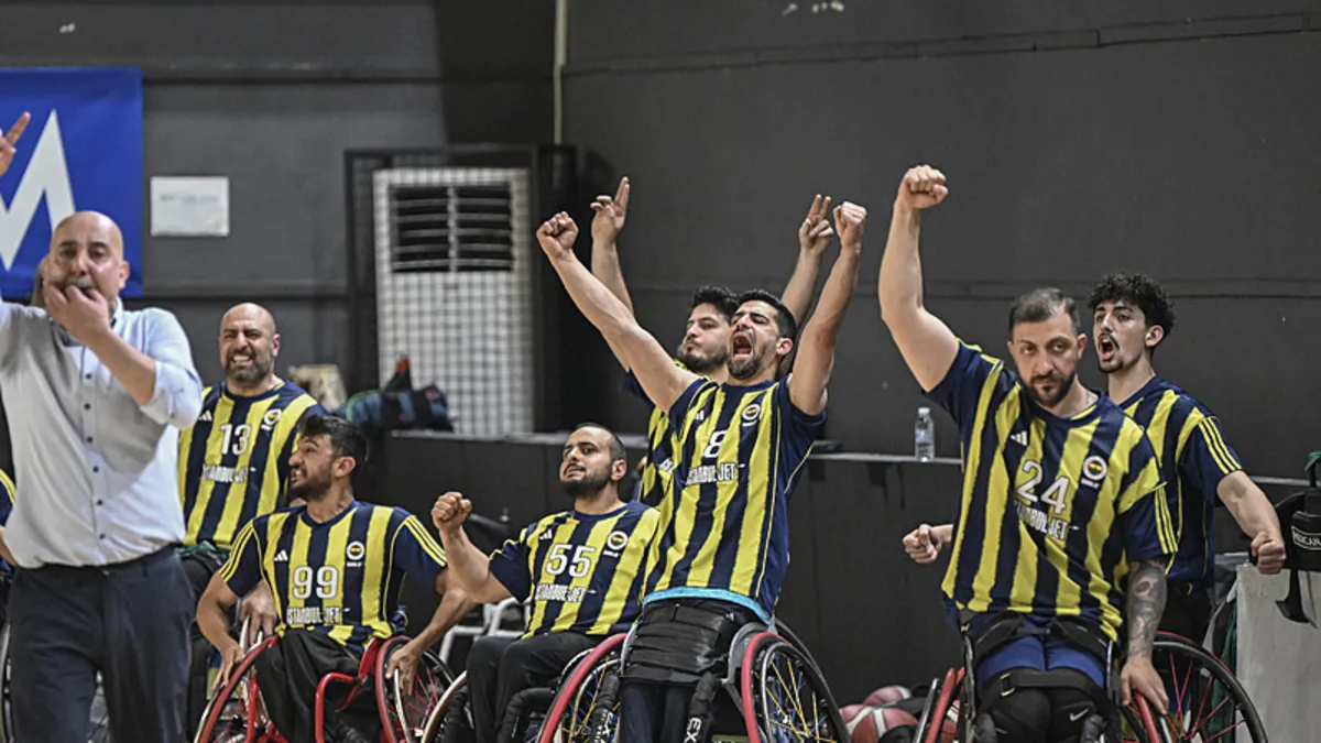 Fenerbahçe Tekerlekli Sandalye Basketbol Takımı'nın Süper Lig şampiyonluğunu kutladığı bir an.