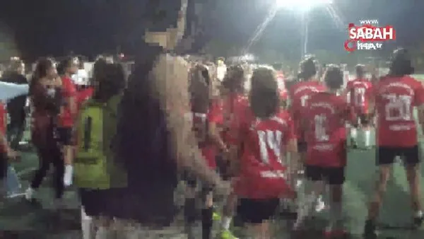 Kadın futbolcular yeşil sahayı ringe çevirdi | Video