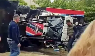 Yokuş aşağı inen iş makinası araçlara çarpıp devrildi! #istanbul