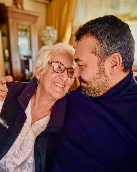 Aynalı Tahir’in yıldızı Saruhan Hünel’den yürek yakan paylaşım! Annemiz için dua edin...