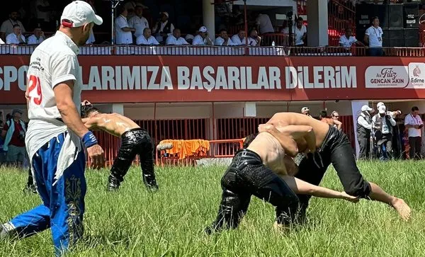 minik-pehlivanlarin-er-meydanina-cikmasiyla-guresler-basladi-1751641041451.jpg