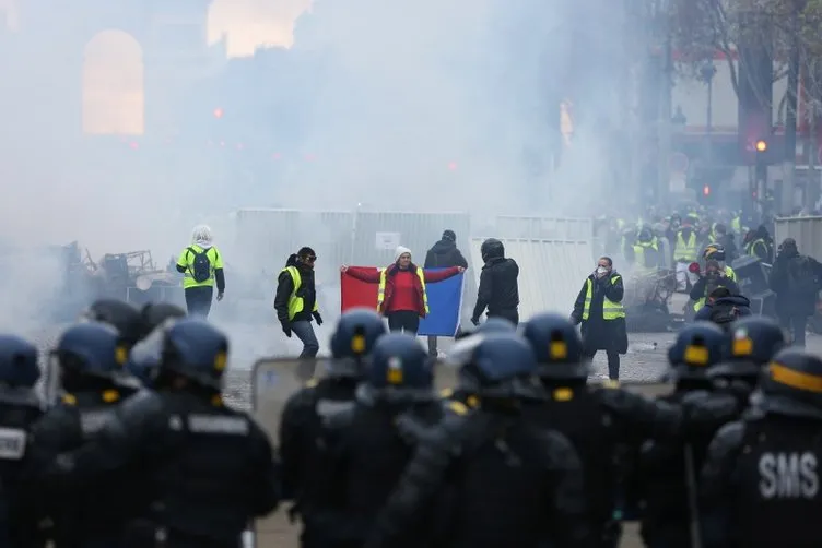 Fransa'da akaryakıt zammı protestoları sürüyor