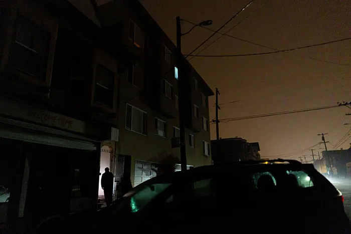 san-franciscoda-soke-eden-kesinti-mahalleler-karanliga-gomuldu-1766325312760.jpeg San Francisco’da şoke eden kesinti: Şehir karanlığa gömüldü