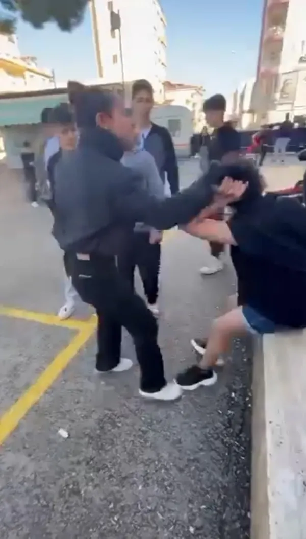 antalyada-korkunc-olay-akranlari-kiz-ogrenciyi-tekme-yumruk-dovup-sacindan-surukledi-1764847289648.jpg