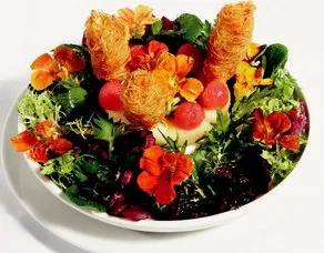 Kadayıfa Sarılı Karides ve Akdeniz Yeşillikleri Salatası