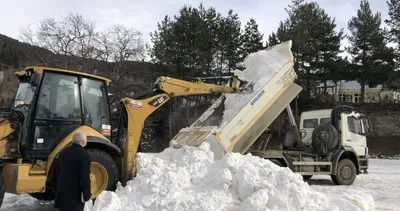 Şavşat’ta kar üstü güreşleri için kamyonlarla kar taşındı