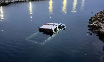 Bakırköy’de zabıta aracı denize düştü
