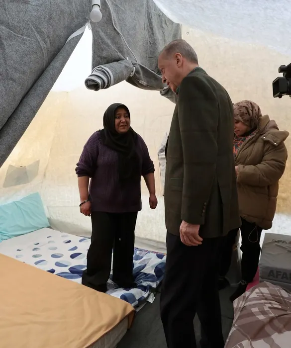 Başkan Erdoğan ve Bahçeli Osmaniye’de depremzedelerle bir araya geldi! Birliğimizi kimse parçalayamaz