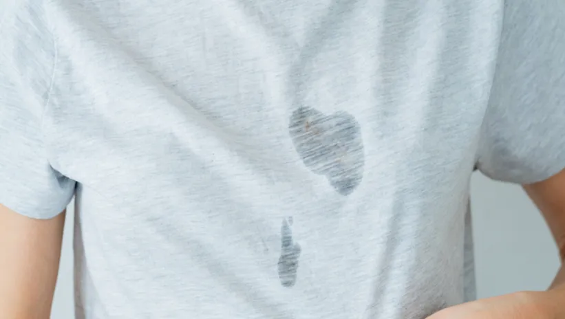 Kıyafetlerdeki yağ lekesini su gibi akıtıyor! Bu 2 malzemeyi karıştırmak yetiyor...