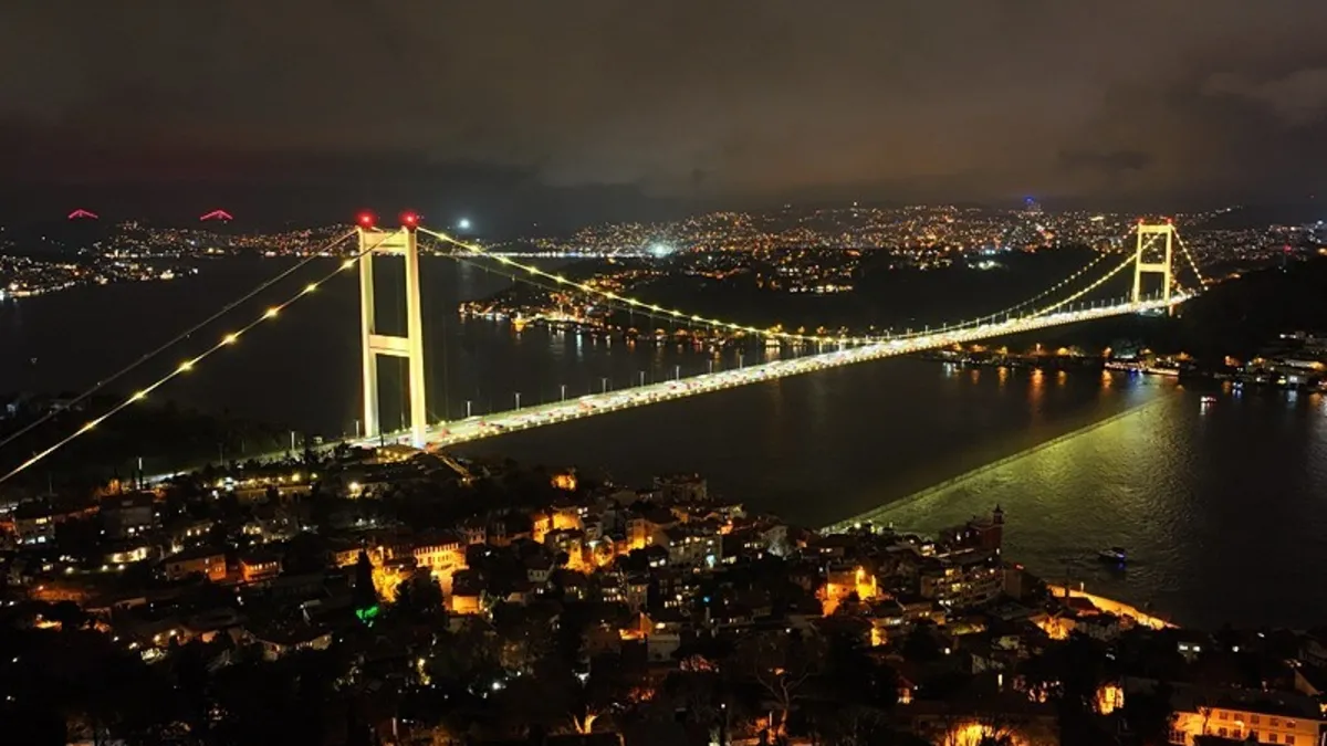 Fatih Sultan Mehmet Köprüsü sarıya büründü Fatih Sultan Mehmet Köprüsü sarıya büründü