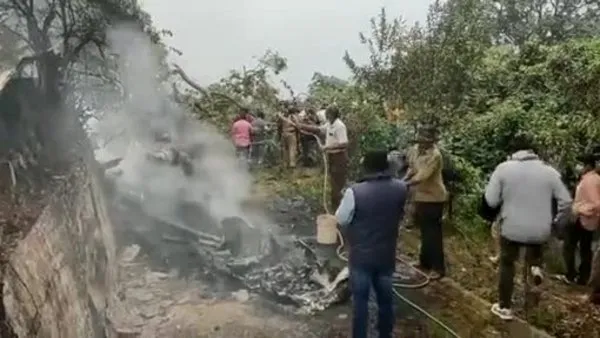 SON DAKİKA: Hindistan Genelkurmay Başkanı'nın içinde bulunduğu askeri helikopter düştü! Olay yerinden ilk görüntüler...