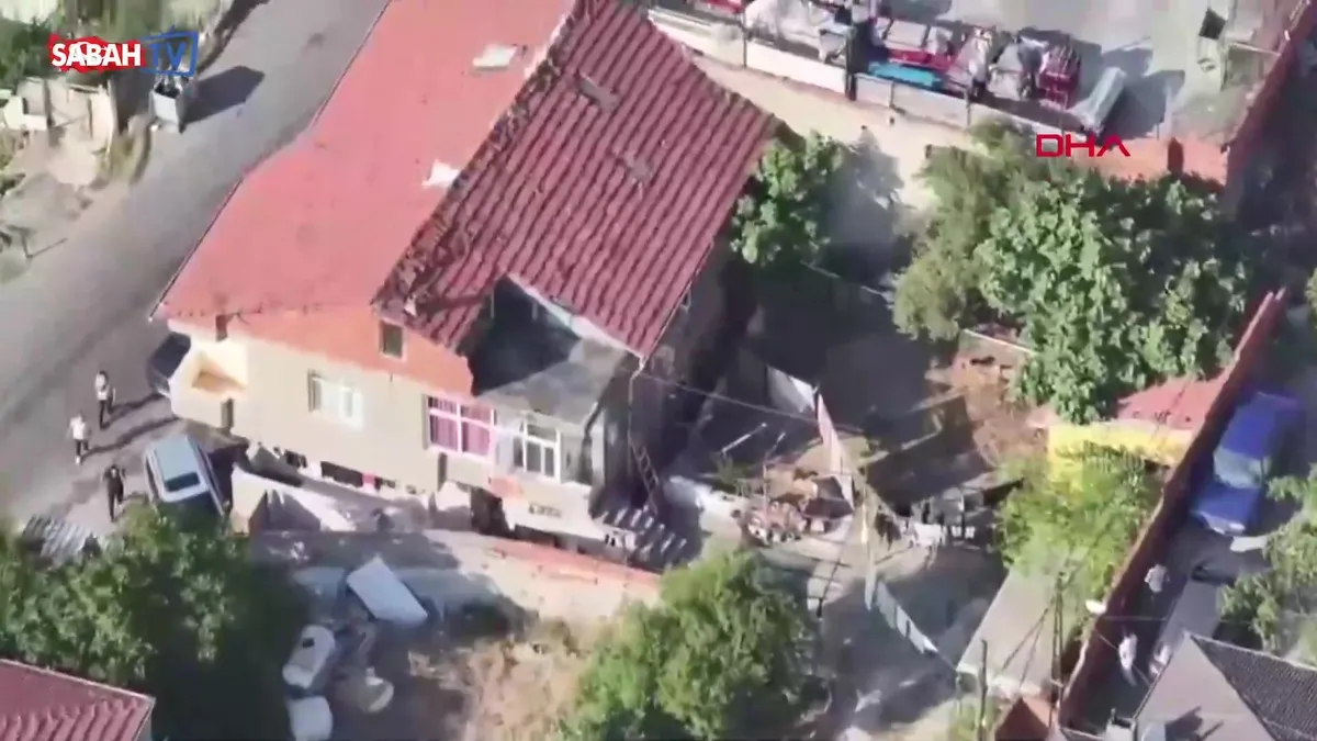 Maltepe’de 15 yıl hapis cezasıyla aranan cezaevi firarisi saklandığı evde yakalandı | Video videosunu izle Maltepe’de 15 yıl hapis cezasıyla aranan cezaevi firarisi saklandığı evde yakalandı | Video videosunu izle