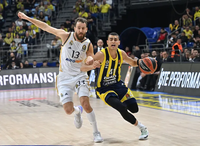 son-dakika-fenerbahce-haberi-fenerbahce-bekodan-efsanevi-galibiyet-14-sayi-geriden-gelip-1701376879844.jpg