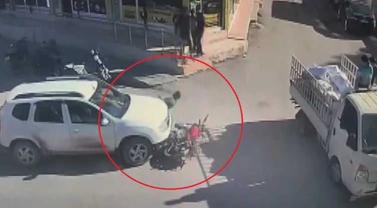 Hatay’da akıllara durgunluk veren kaza: Motosiklet sürücüsü havada takla attı!