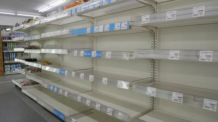 Japonya’yı Ampil Tayfunu vurdu: 990 sefer iptal oldu bin 550 evin elektriği yok!