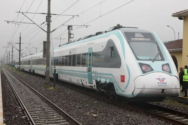 yerli-ve-milli-elektrikli-tren-ilk-kez-istanbul-hattindabakan-uraloglu-ilk-seferin-tarihini-acikladi-1784367680995.jpeg