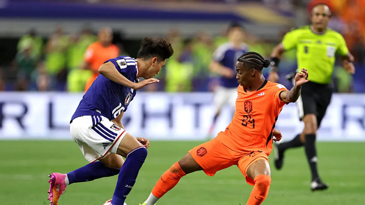 Hollanda ve Japonya milli futbol takımlarının oyuncuları Dünya Kupası maçında mücadele ederken