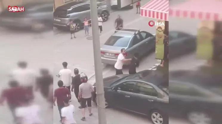 Elindeki sopayı kırarak tartıştığı adama saldırdı, meydan dayağı yedi | Video