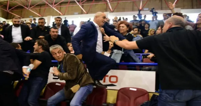 Aziz Yıldırım rakip başkanı tokatladı!-5