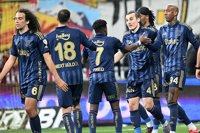 canli-fenerbahce-basaksehiri-konuk-ediyor-sari-lacivertlilerin-ilk-11i-belli-oldu-1777732714664.jpg