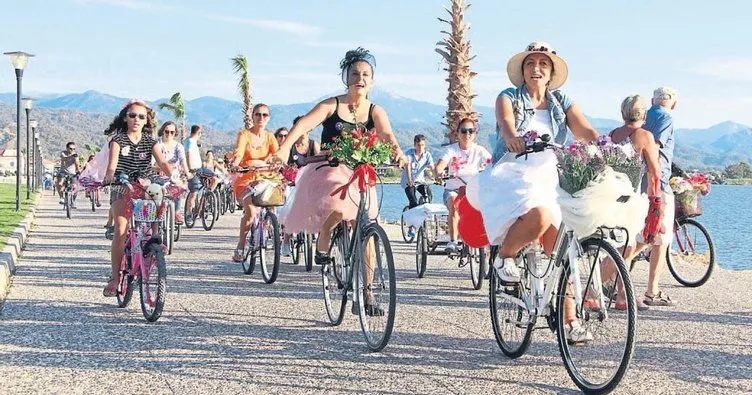 Süslü kadınlar bisiklete bindi
