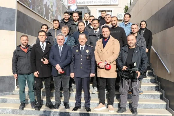 polis-haftasinda-gayrettepeye-anlamli-ziyaret-sanla-serefle-yazilan-bir-tarih-var-1744130510408.jpg