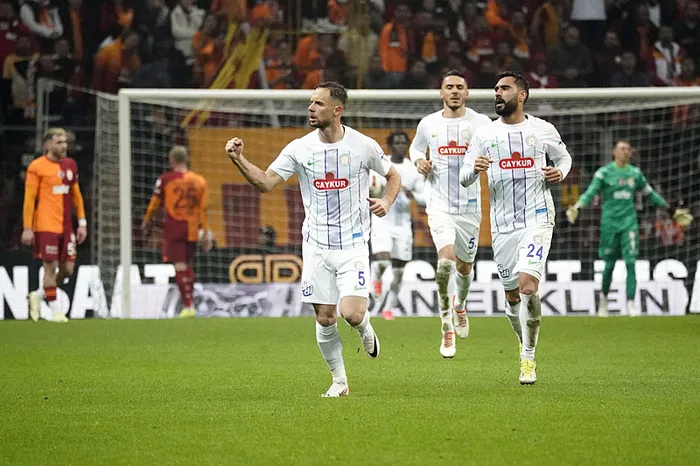 son-dakika-haberi-lider-galatasaray-rizesporu-agirliyor-macta-gol-yagmuru-devam-ediyor-1709923910473.jpeg