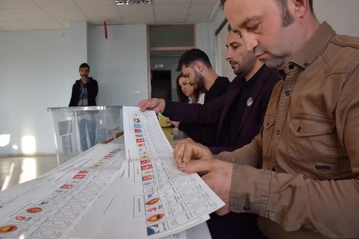 Türkiye’den oy manzaraları! Vatandaşlar tarihi seçim için akın akın sandık başına gitti
