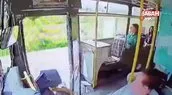 Adana’da feci olay! Kapısı açık seyreden otobüsten böyle düştü