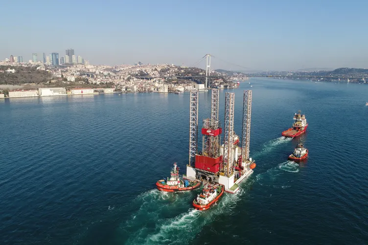 İstanbul Boğazı'nda hareketli dakikalar!