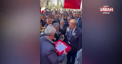 Şehidin bayrağını, KKTC Cumhurbaşkanı Tatar şehit babasına teslim etti