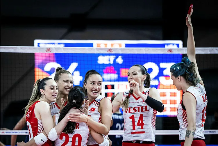 saliha-sahin-ve-hande-baladin-geceye-damga-vurdu-1656839163026.jpg